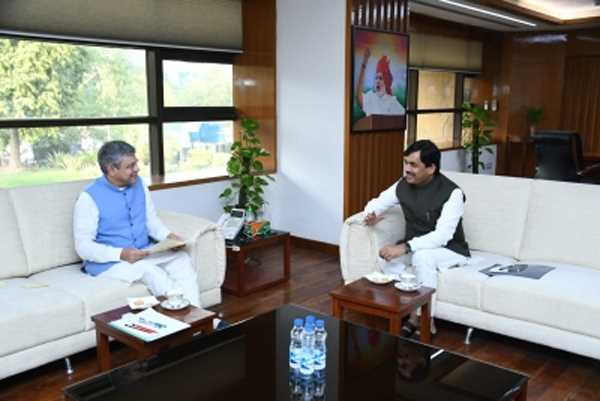 रेल मंत्री अश्विनी वैष्णव से मिले शाहनवाज, बिहार को 5 शक्ति कार्गो टर्मिनल देने की रखी मांग रेल मंत्री अश्विनी वैष्णव से मिले शाहनवाज, बिहार को 5 शक्ति कार्गो टर्मिनल देने की रखी मांग